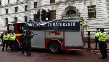 معترضان لندنی رنگ خون بر روی ساختمان وزارت خزانه‌داری پاشیدند + تصاویر