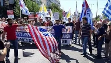 آتش زدن پرچم آمریکا در یونان همزمان با سفر پامپئو