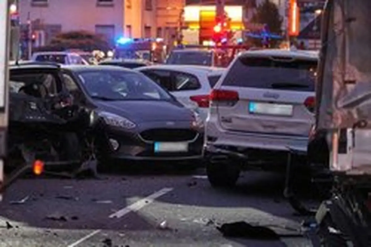 برخورد کامیون مسروقه با خودروهای عبوری در آلمان/ ۱۷ تن مجروح شدند