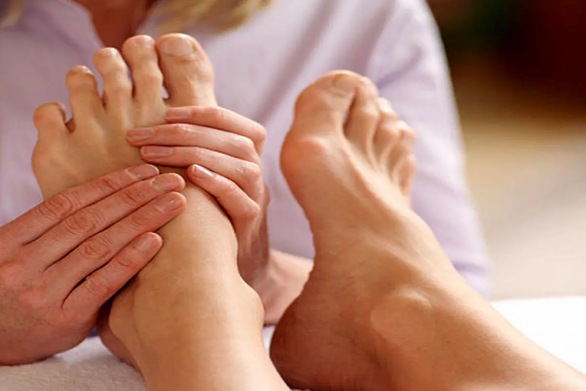۸ راهکار برای تسکین سریع تورم پا‌ها