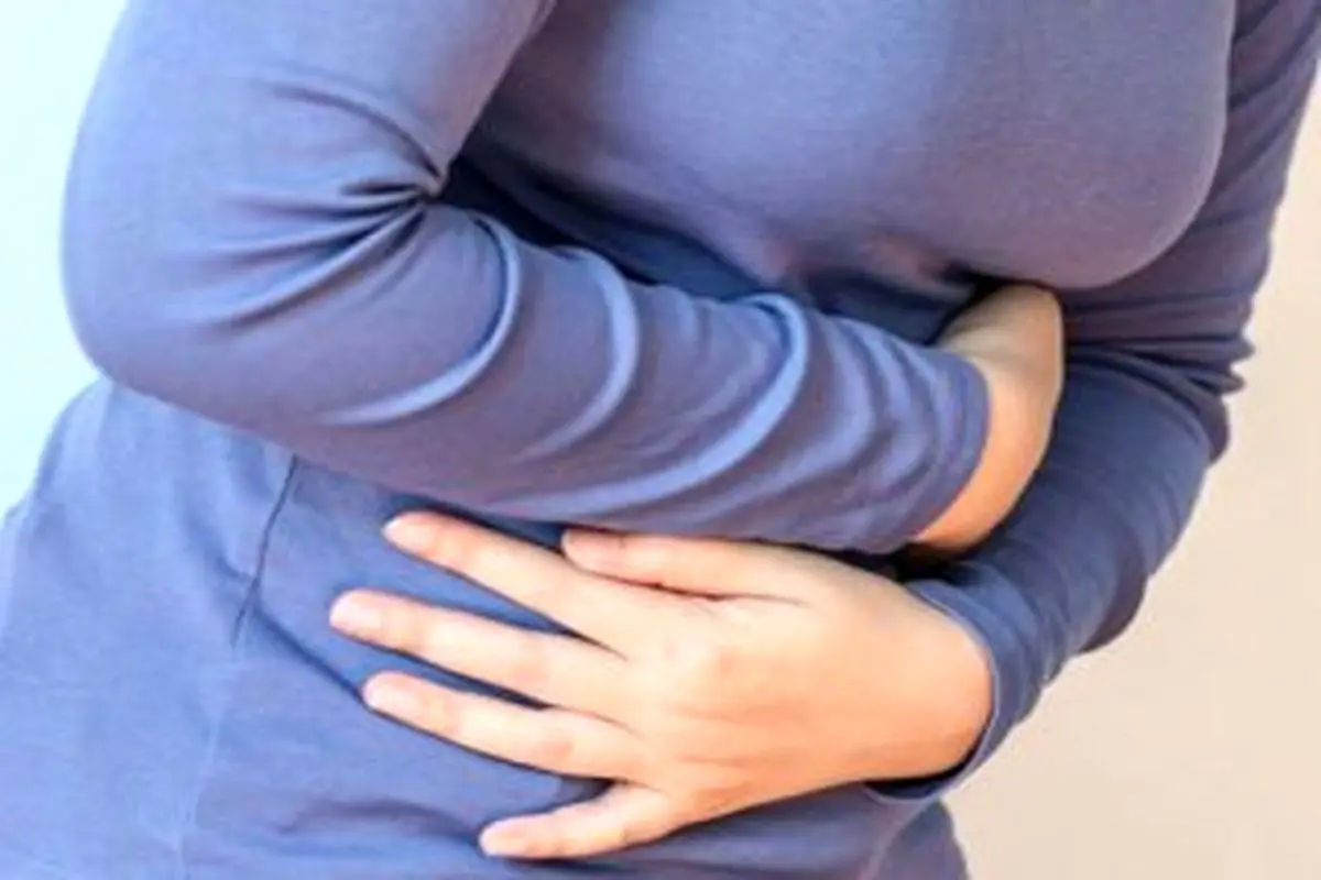 ۶ علت درد سمت راست شکم زیر دنده‌ها