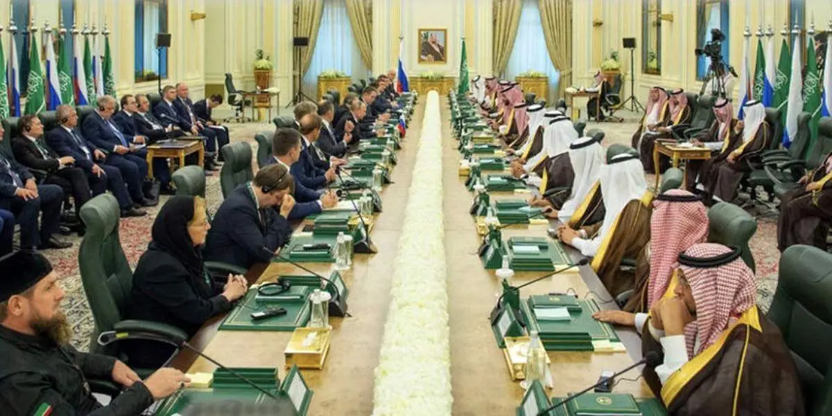 تنها زن همراه پوتین در سفر به عربستان +عکس