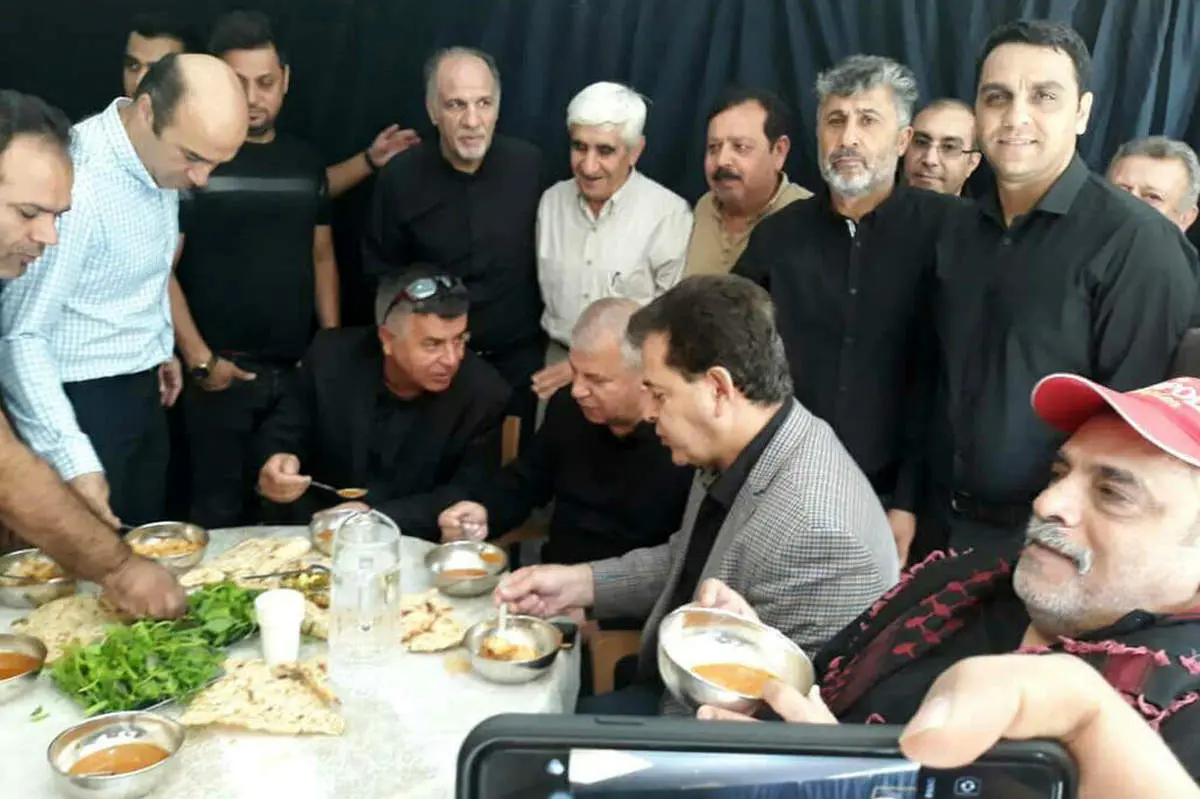 آبگوشتخوری علی پروین در مراسم اربعین+عکس