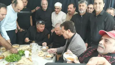 آبگوشت‌خوری علی پروین در مراسم اربعین+عکس