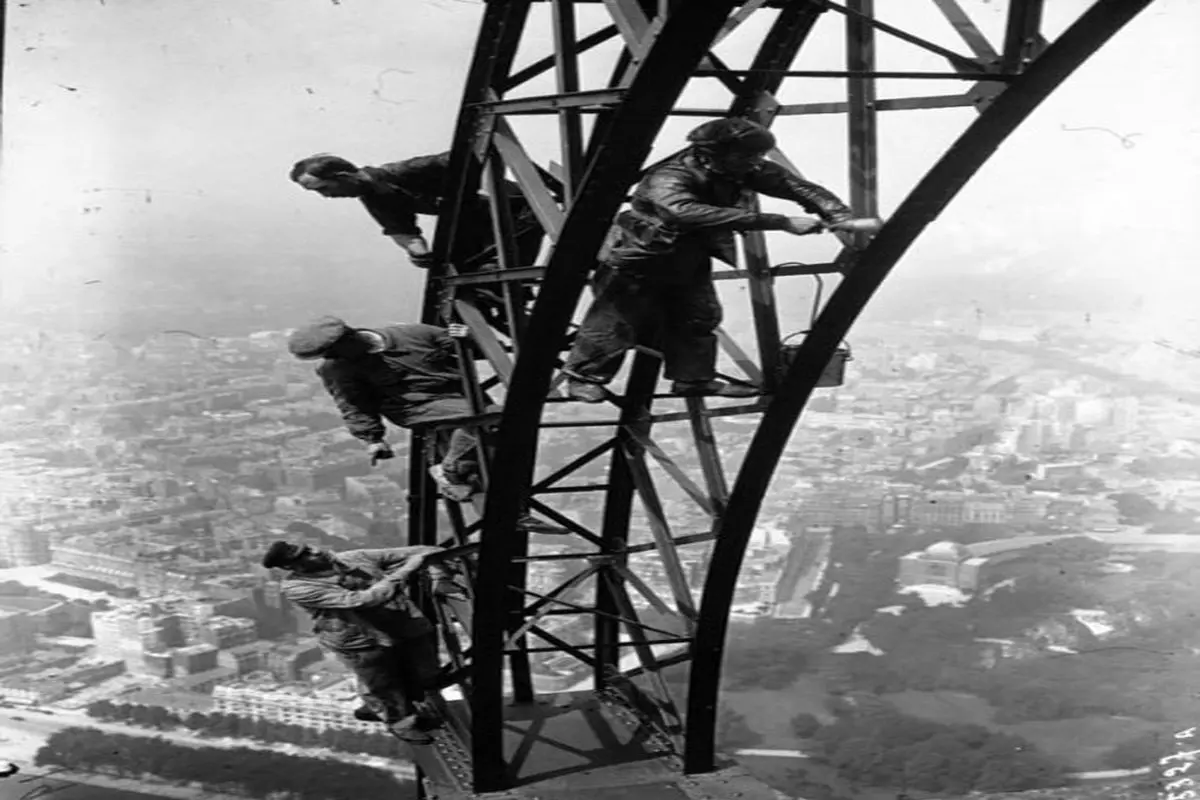رنگ کردن برج ایفل در ۸۳ سال قبل +عکس