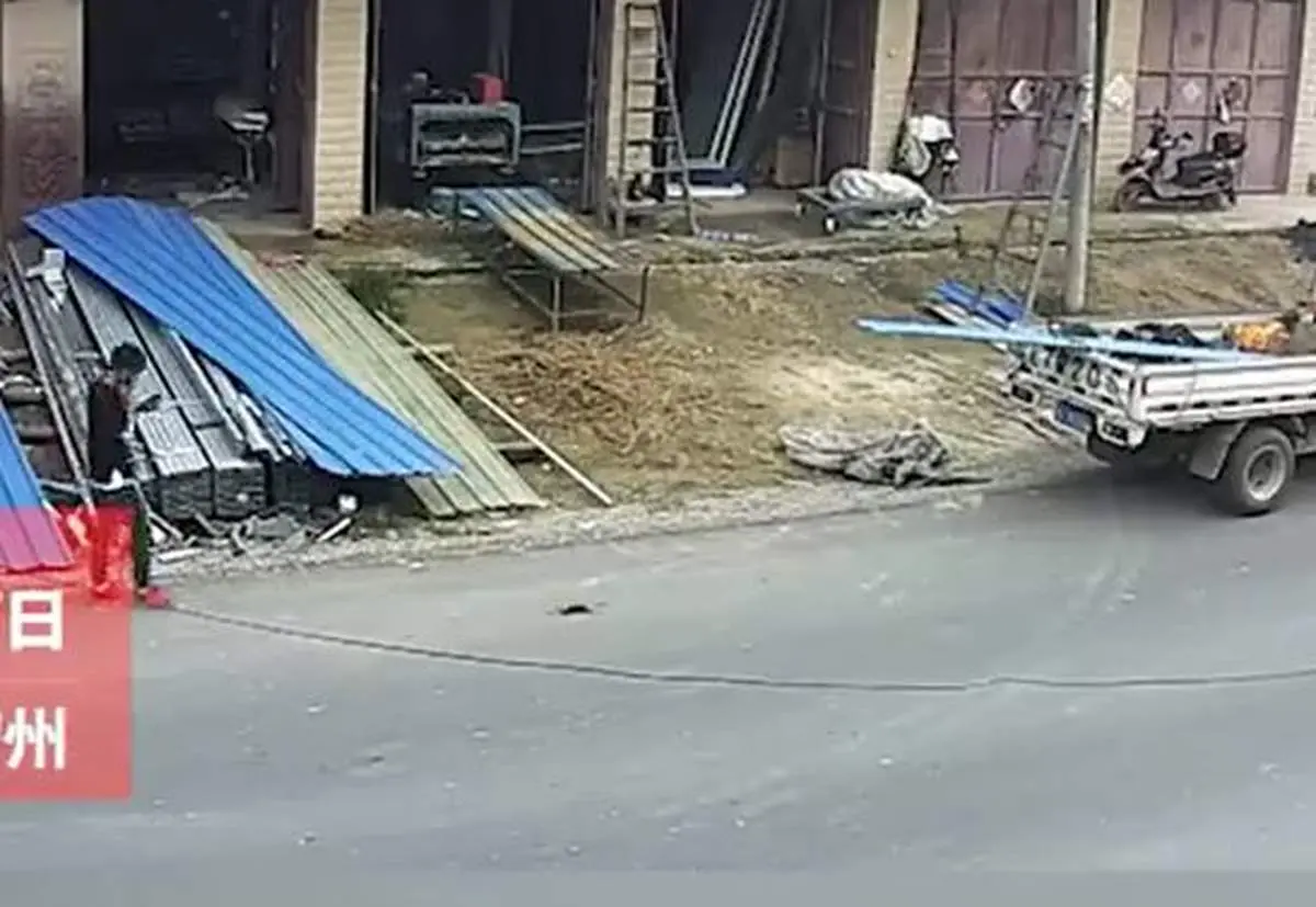 عاقبت دردناک استفاده از موبایل در هنگام پیاده روی