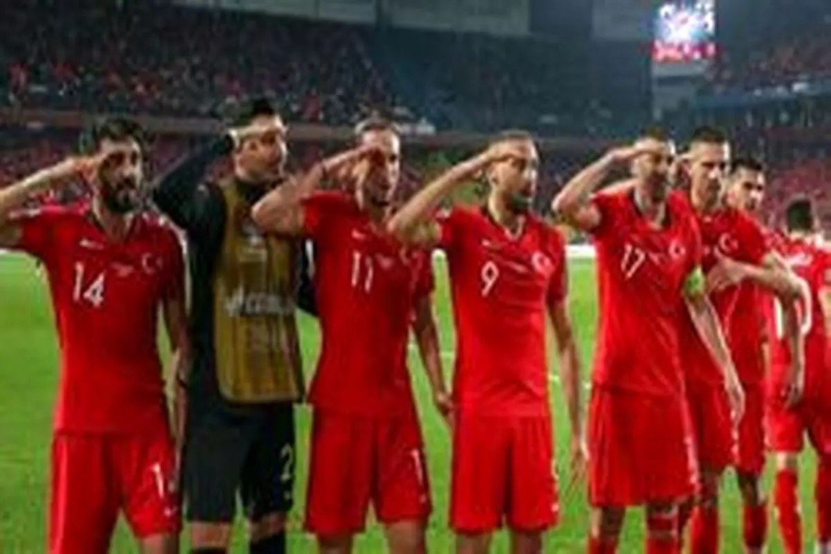 محرومیت سنگین بازیکنان ترکیه بخاطر «سلام نظامی» در زمین فوتبال؟