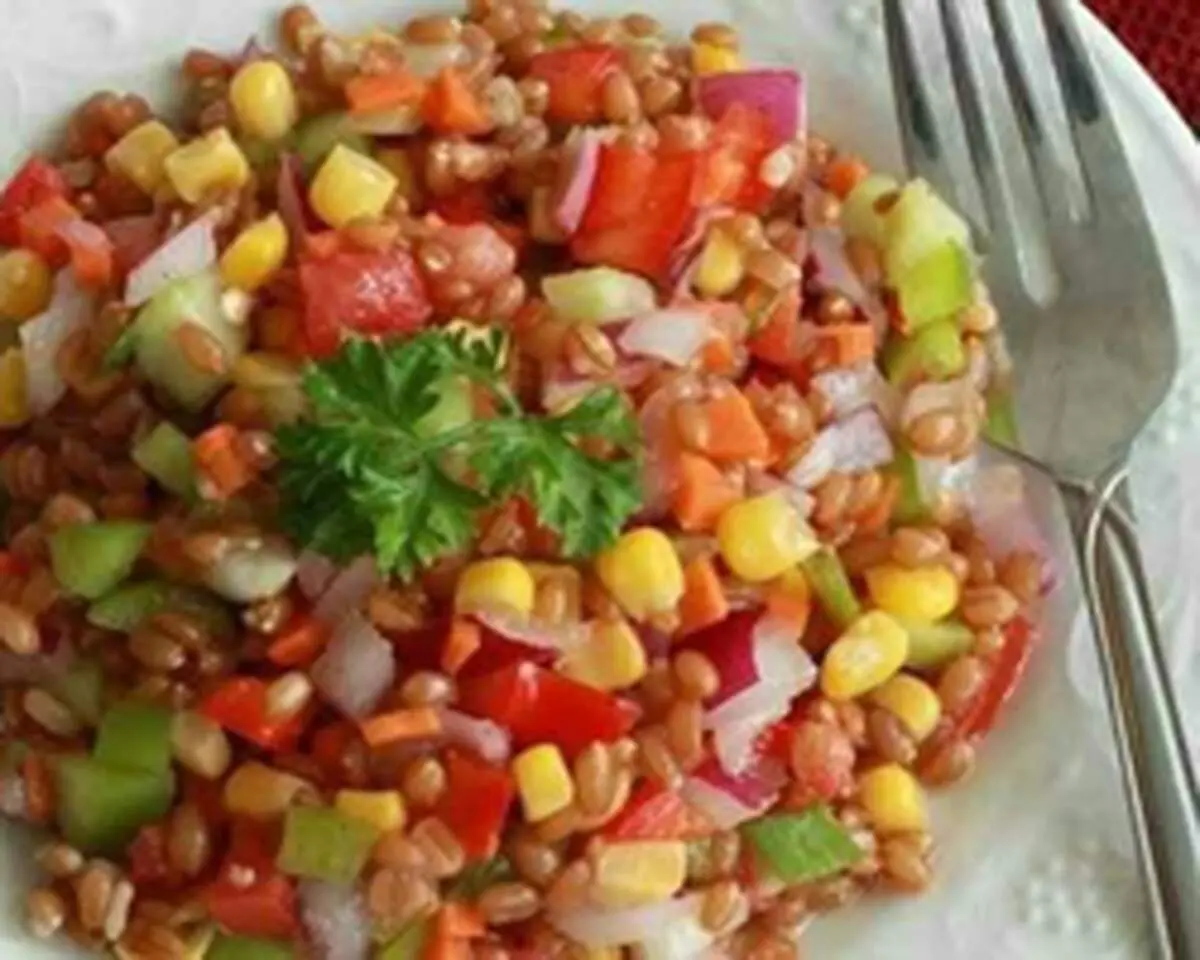 سالاد گندم و سبزیجات