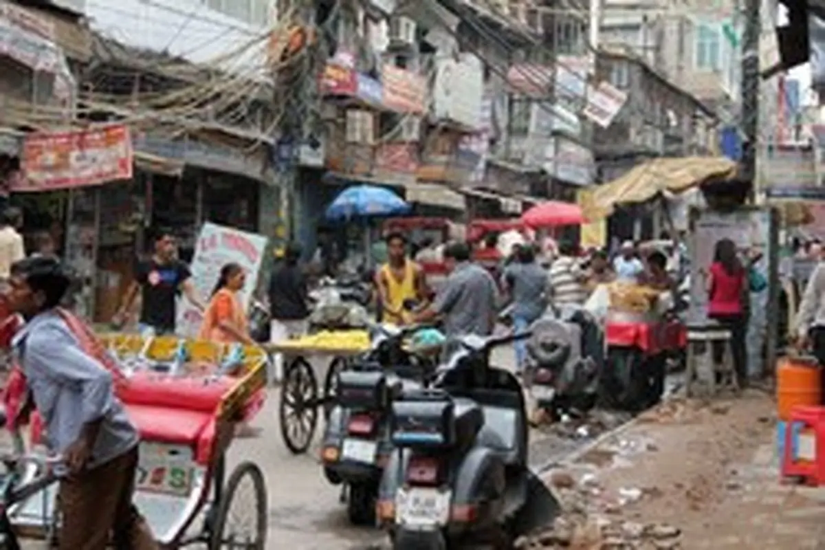 صحنه عجیبی که یک اسکوترسوار در خیابان‌های هند رقم زد! +عکس