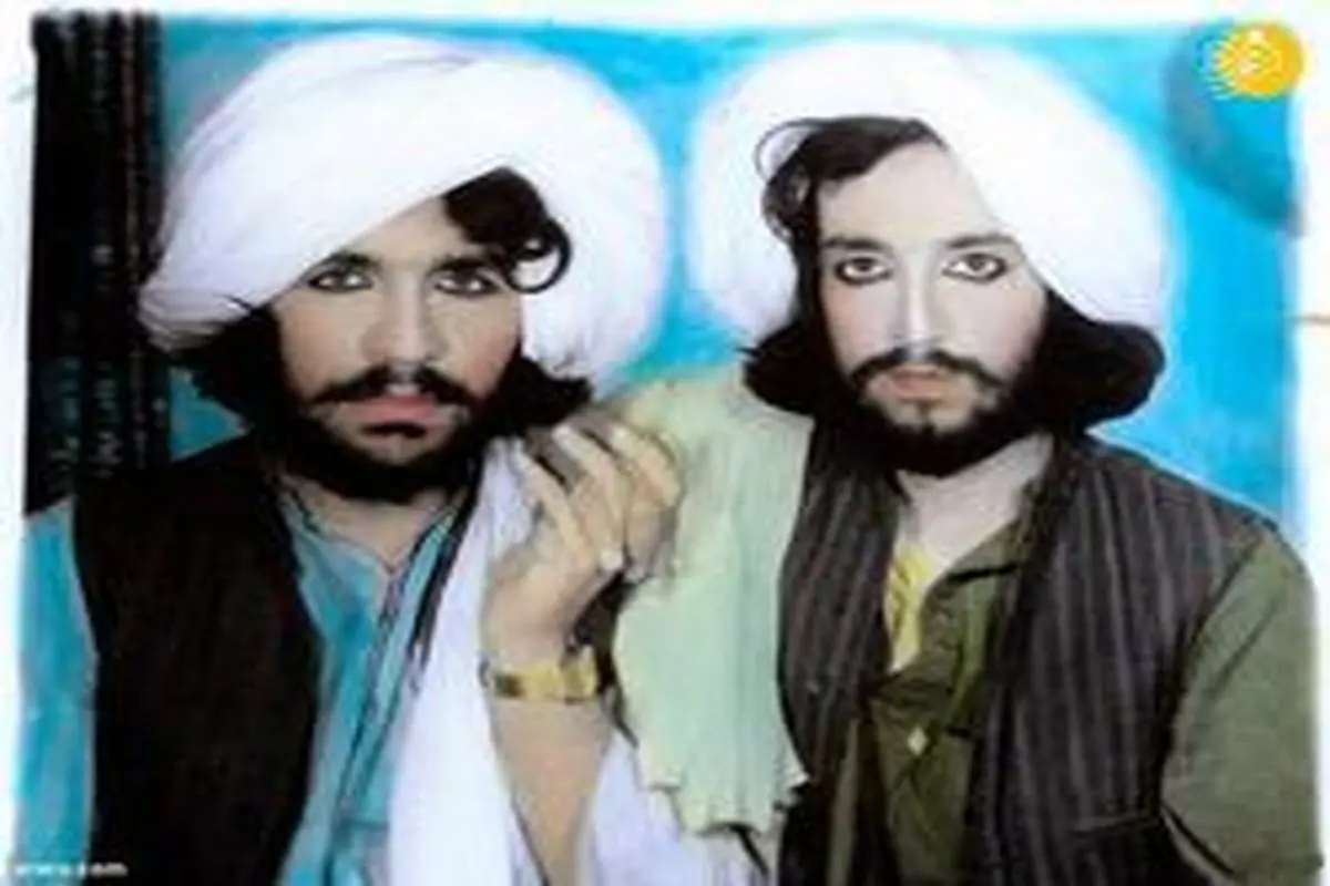 اعضا طالبان با آرایش چهره و گل در دست +تصاویر