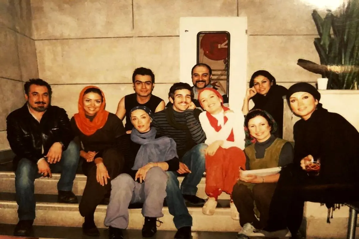 عکس قدیمی روناک یونسی در کنار بازیگران سینما