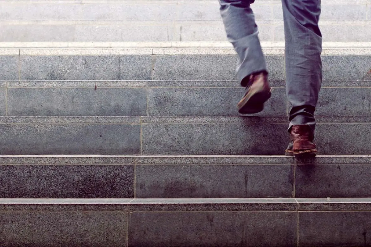 بالا و پایین رفتن از چه تعداد پله به زانوهایمان آسیب می‌زند؟ + روش‌های مراقبت
