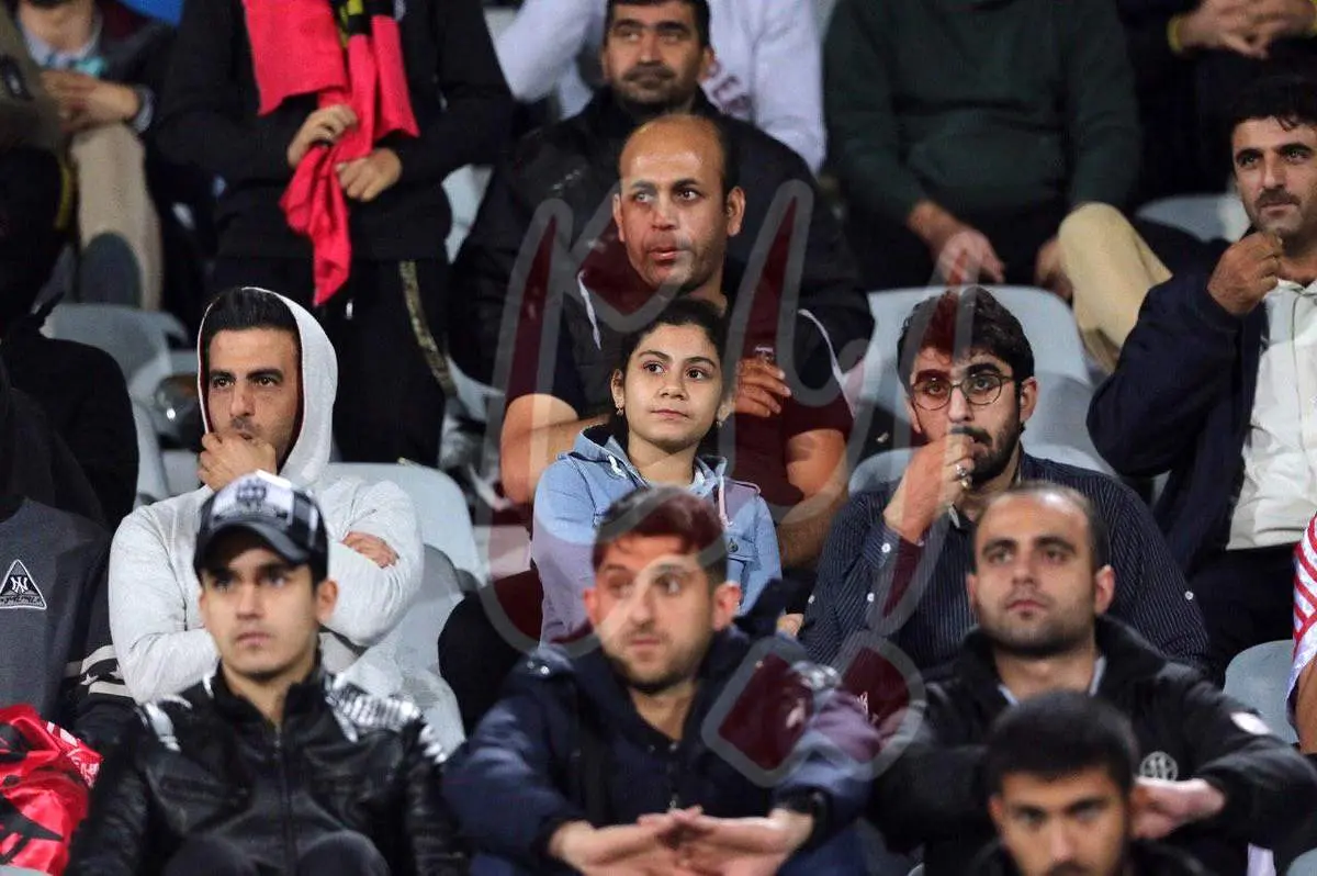 دختر پرسپولیسی، تماشاگر بازی با ماشین سازی +عکس