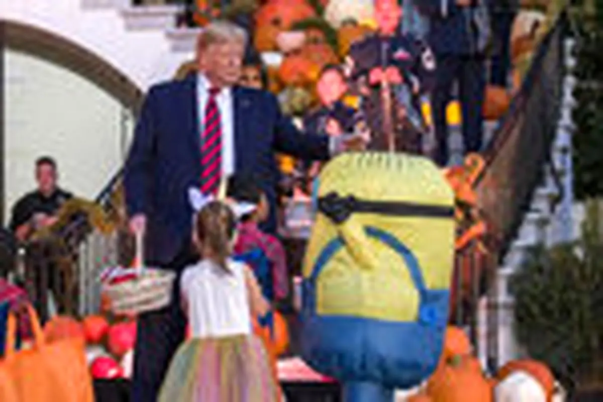 ترامپ و ملانیا همراه یک عروسک مینیون در هالووین
