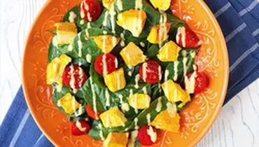 سالاد مرغ و اسفناج با سس ماست می‌چسبه!
