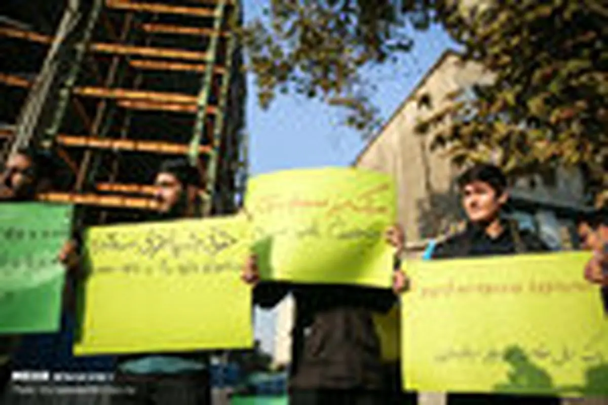 تجمع دانشجویان در مقابل سفارت فرانسه در حمایت از جلیقه زرد‌ها