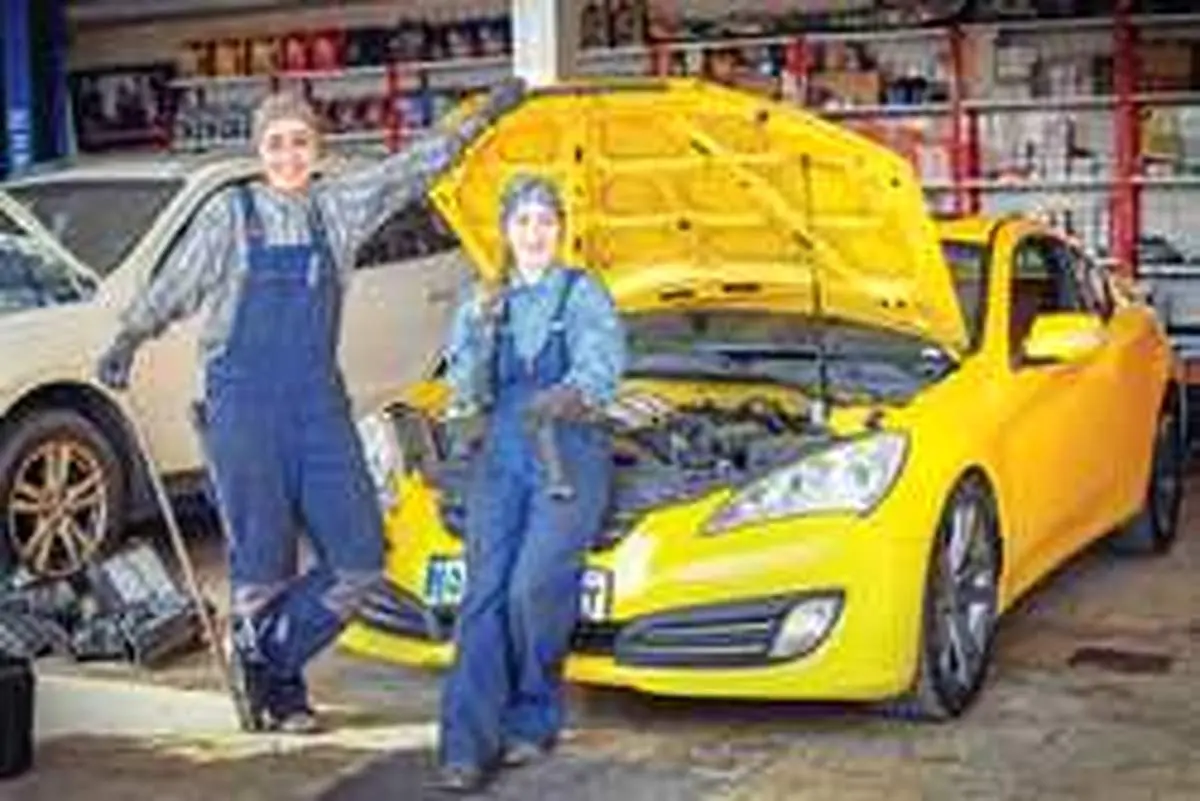 روایت شغل دختران مکانیک در تهران+ عکس