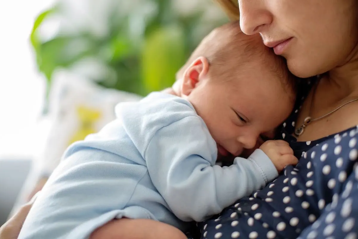 آیا گریه طولانی نوزاد خطرناک است؟