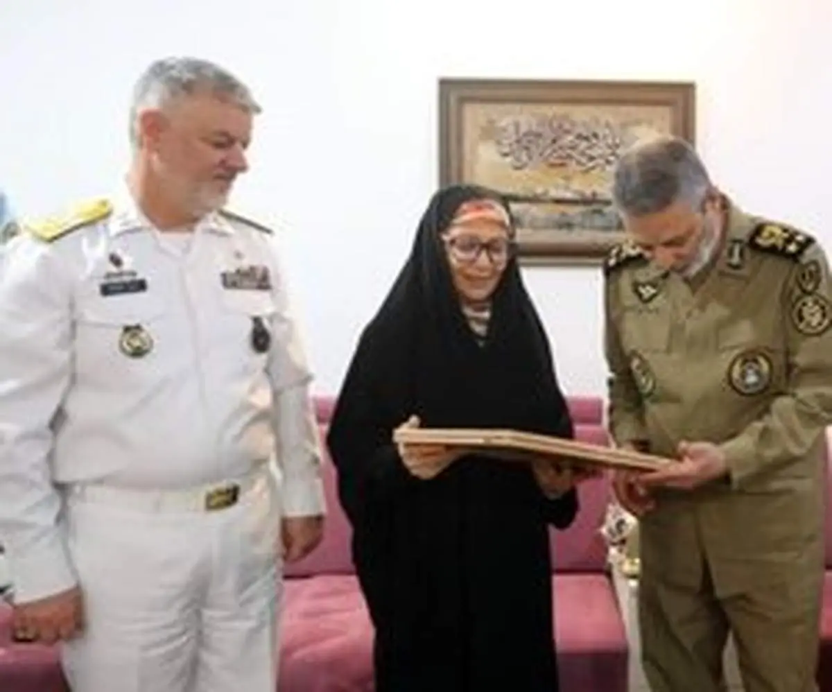 دیدار فرمانده کل ارتش با خانواده یکی ازشهدای ناو موشکانداز پیکان