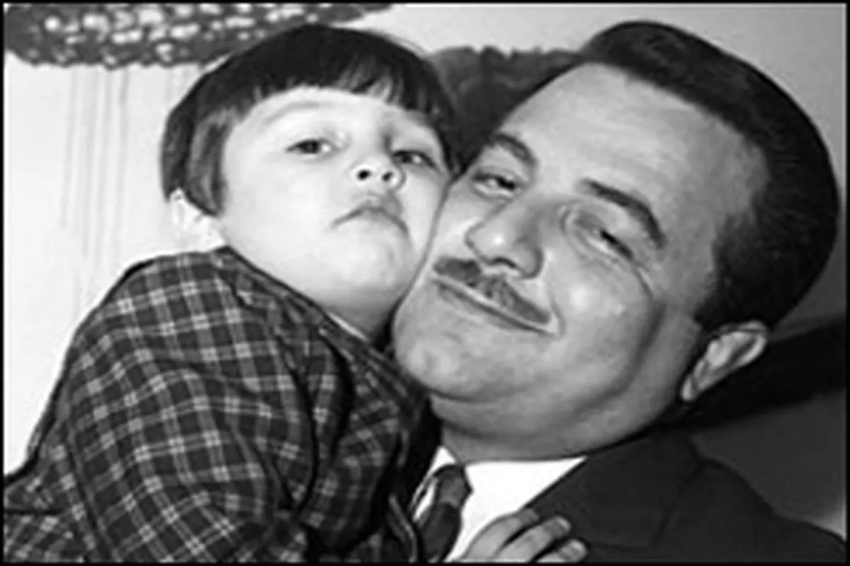 عکسی از کودکی ایرج نوذری در آغوش پدرش