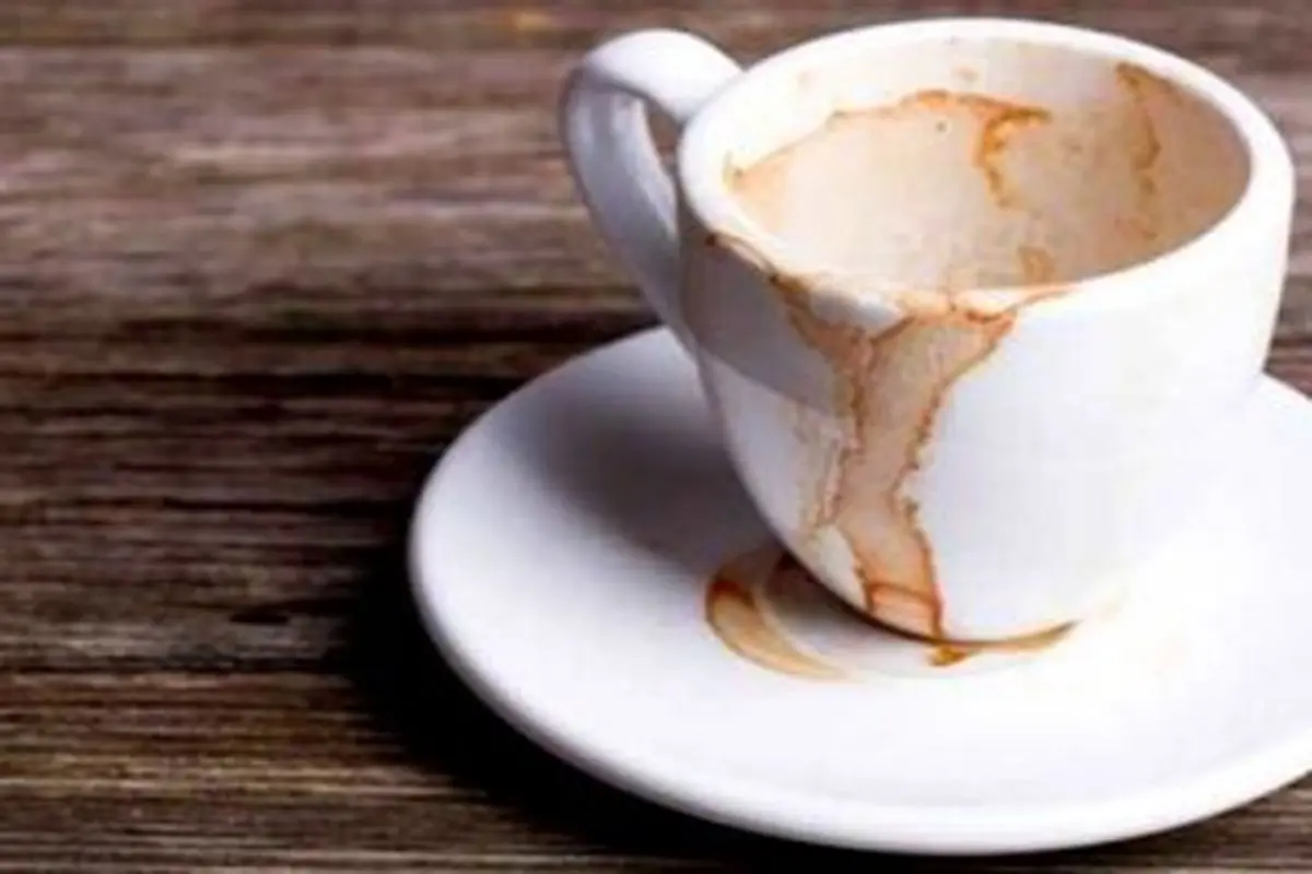 ۴ روش پاک کردن لکه چای و قهوه از روی فنجان