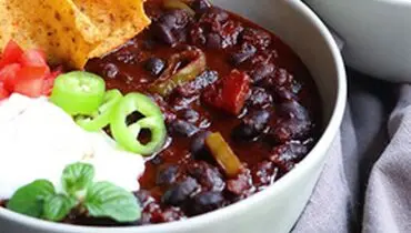 طرز تهیه خوراک چیلی گیاهی با لوبیا‌سیاه