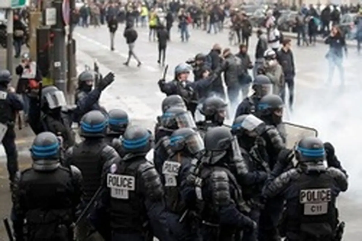 تجمع جلیقه‌زرد‌ها در پاریس در نخستین سالگرد اعتراضات/پلیس از گازاشک‌آور استفاده کرد