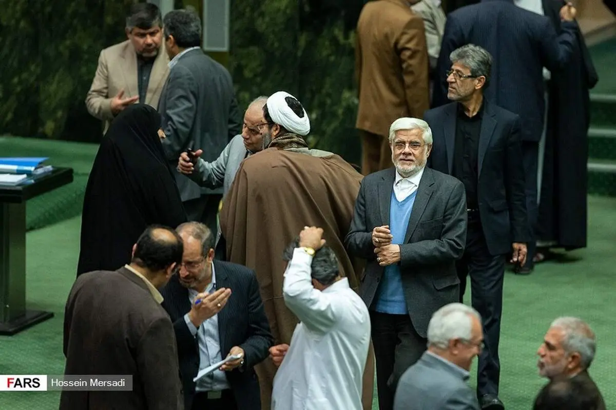 حالت عارف در صحن، در روزی که فراکسیون امید طرح کاهش قیمت بنزین را پس گرفت+عکس