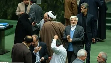 حالت عارف در صحن، در روزی که فراکسیون امید طرح کاهش قیمت بنزین را پس گرفت+عکس