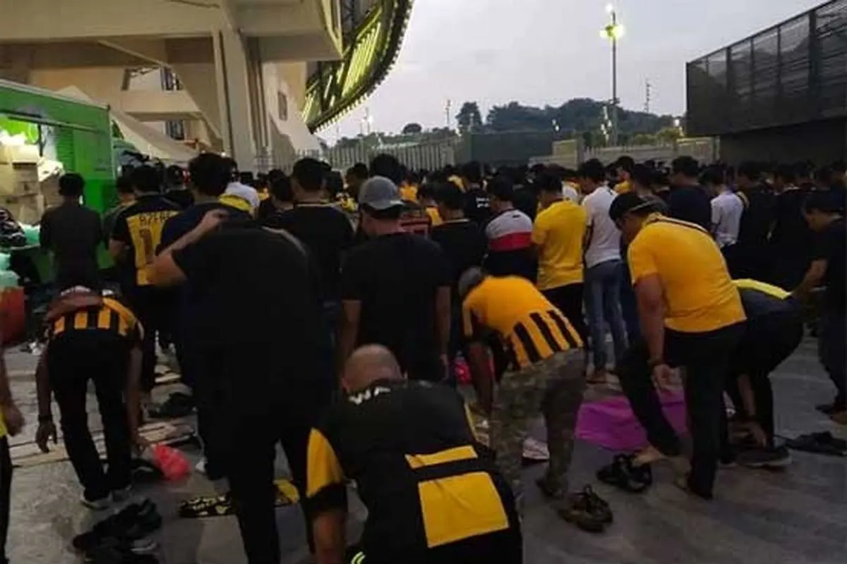نماز جماعت هواداران تیم ملی مالزی +عکس