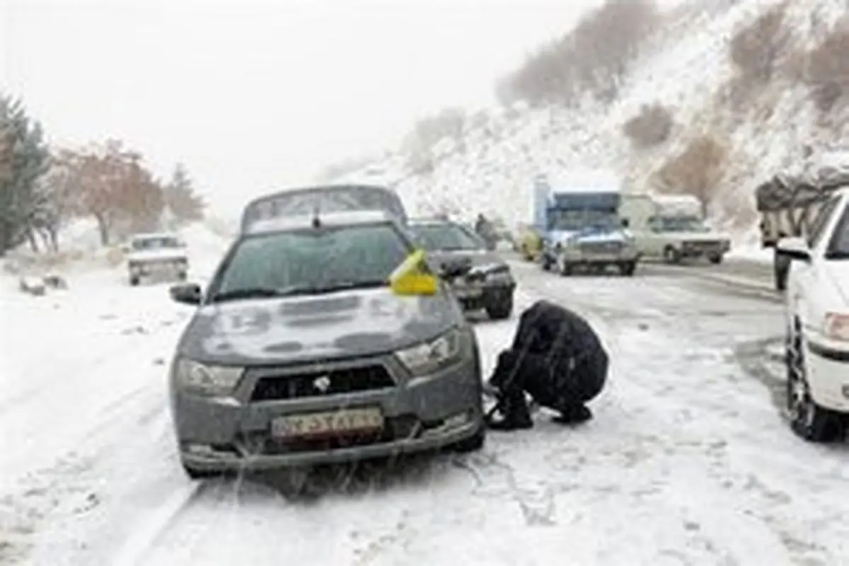 بارش برف محور سمنان-فیروزکوه مسدود کرد