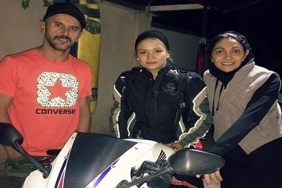 امین حیایی و همسرش با بانوی موتورسوار ایران