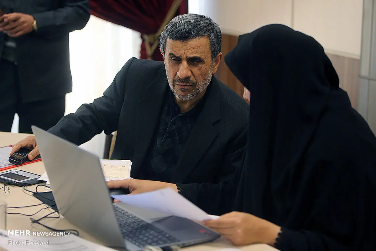 گوشی فوق ساده محمود احمدی نژاد! +عکس