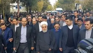 عکسی از روحانی و حسین فریدون در مراسم تشییع پیکر خواهرشان