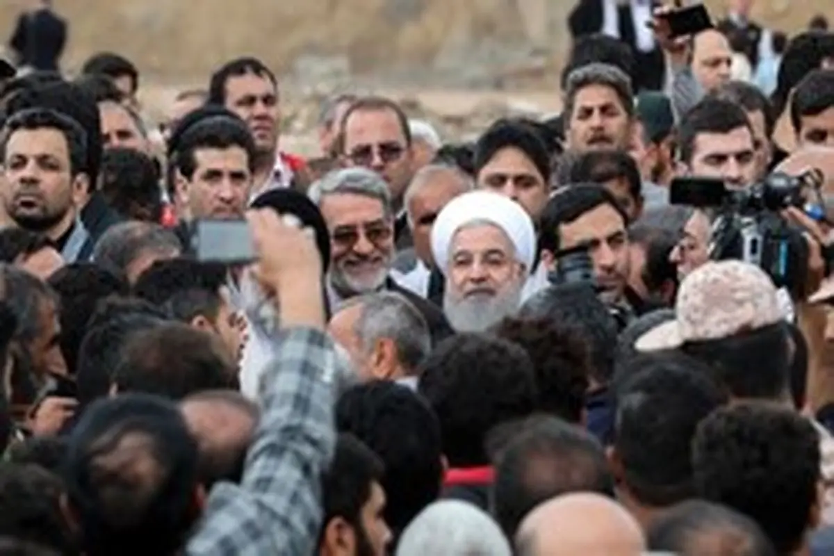 بازدید دکتر روحانی از روند کمک رسانی و گفتگو با مردم زلزله زده