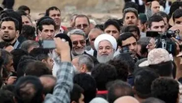 بازدید دکتر روحانی از روند کمک رسانی و گفتگو با مردم زلزله زده