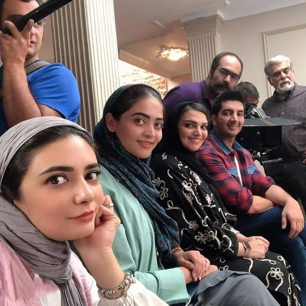 سلفی بازیگران سریال مانکن در پشت صحنه