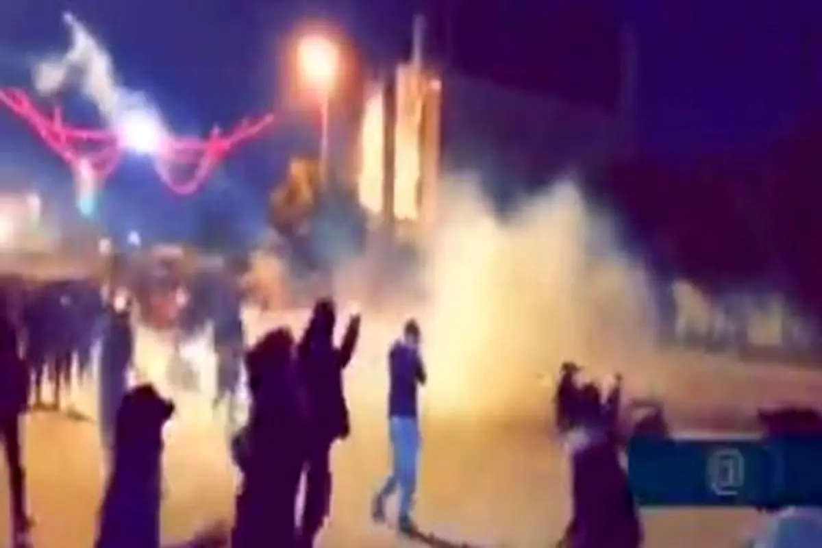 درگیری نیرو‌های امنیتی و معترضان در کربلا + فیلم
