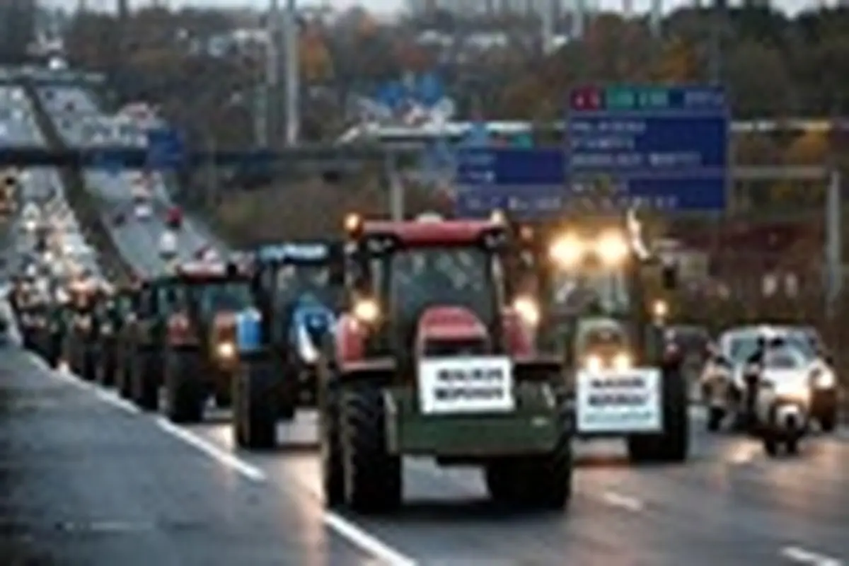 ترافیک ۳۳۵ کیلومتری؛ جولان اعتراضی تراکتورها در فرانسه