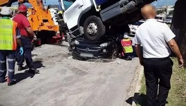 تصادف باورنکردنی؛ زنی که از زیر کامیون نجات پیدا کرد!