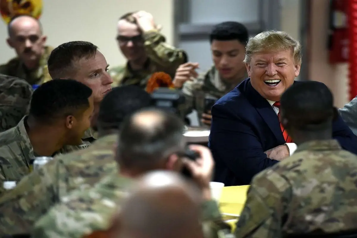 ترامپ از تمایل به ادامه گفتگو با طالبان و کاهش سربازان آمریکا در افغانستان خبر داد