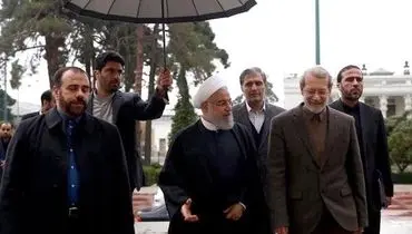 عکس استقبال لاریجانی از روحانی در یک روز بارانی
