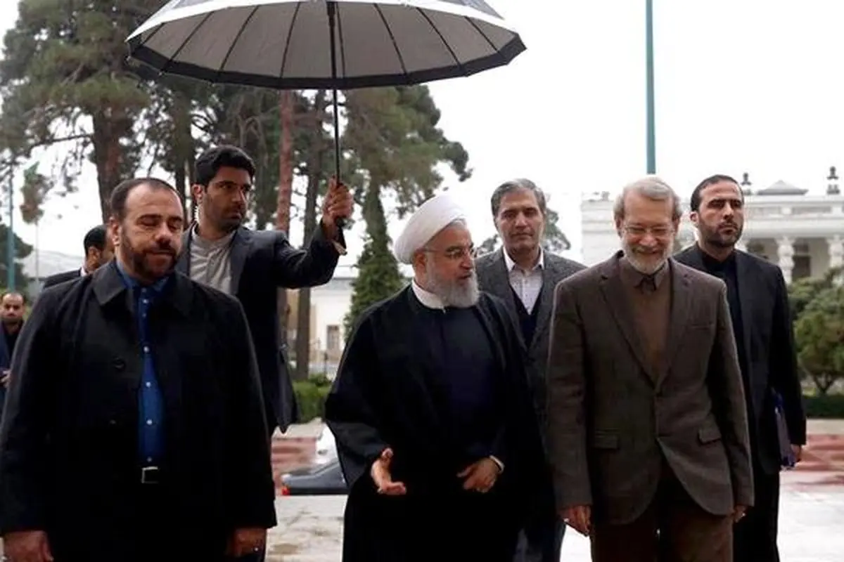 عکس استقبال لاریجانی از روحانی در یک روز بارانی
