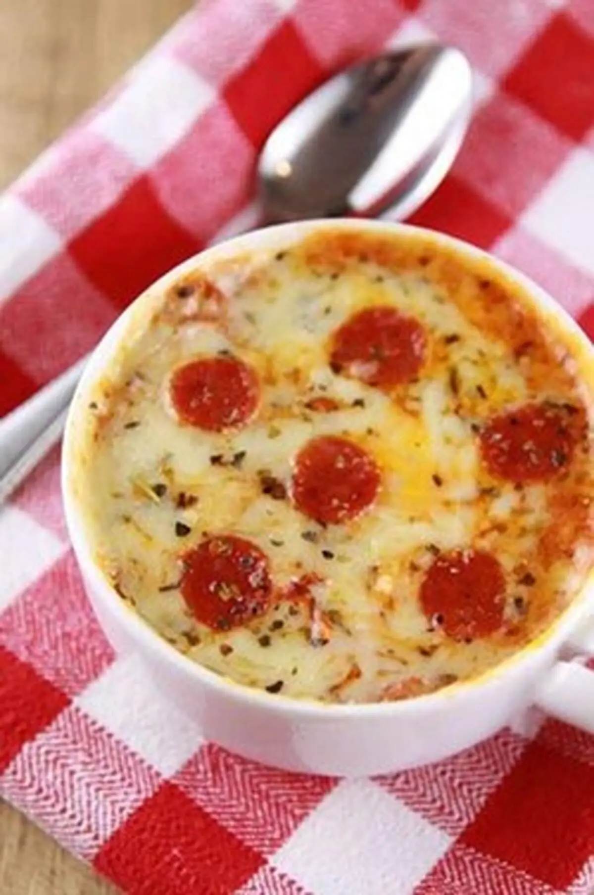 طرز تهیه پیتزا ماگ مایکروفری