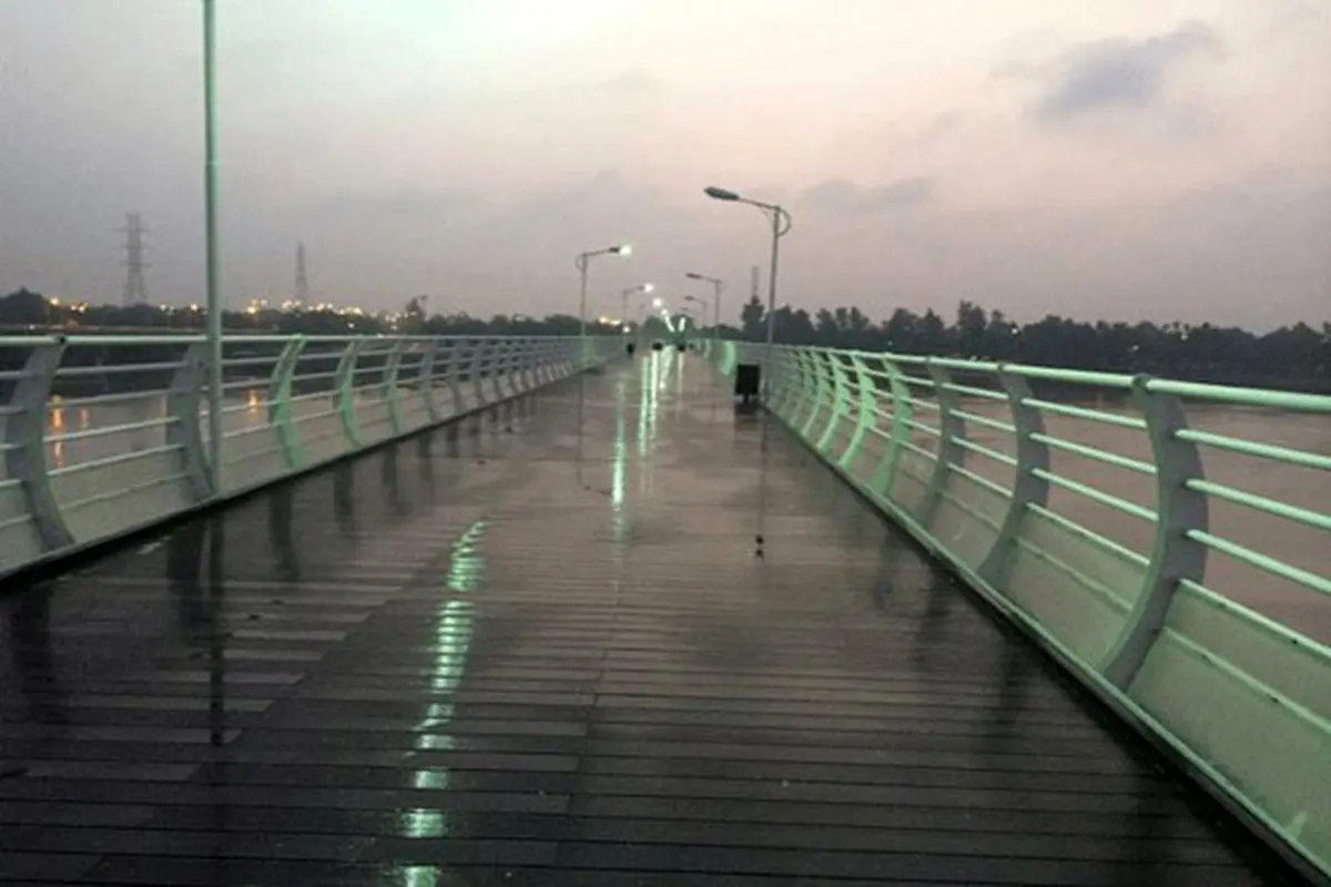 احتمال وقوع سیل در خوزستان/گرفتار شدن عده ای از شهروندان اهوازی بر روی پل طبیعت