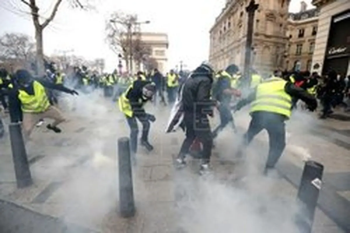 پلیس فرانسه به روی تظاهرکنندگان در پاریس گاز اشک آور شلیک کرد
