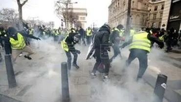 پلیس فرانسه به روی تظاهرکنندگان در پاریس گاز اشک آور شلیک کرد