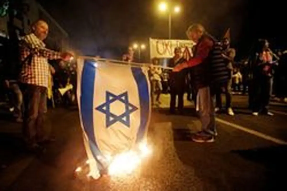 یونانی‌ها پرچم رژیم صهیونیستی را آتش زدند