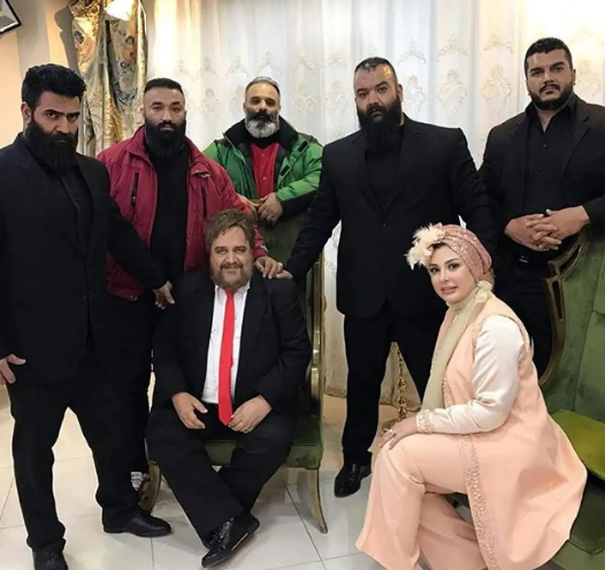 نیوشا ضیغمی و بادیگاردهایش در فیلم جدید