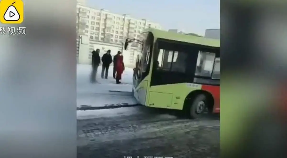 لحظه لغزش اتوبوس و مرگ دردناک عابر+فیلم